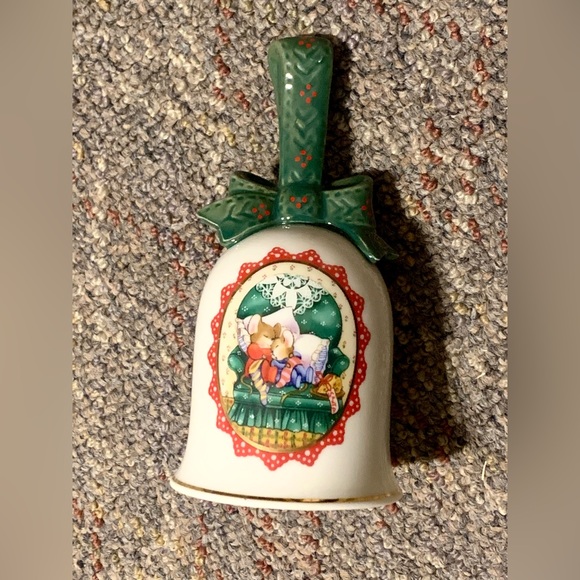 Avon 1990 Waiting for Santa Porcelain Collector’s Christmas Bell Vintage Y2K - Picture 3 of 4